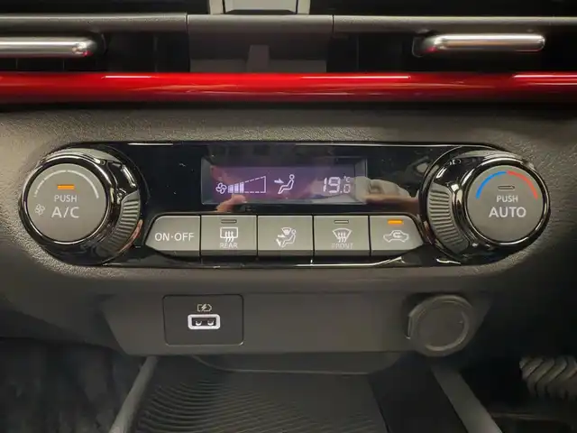 日産 オーラ ニスモ 兵庫県 2022(令4)年 3.6万km ピュアホワイトパール 純正メモリナビ(CD/DVD/Bluetooth/フルセグ)/アラウンドビューモニター/前後コーナーセンサー/ブラインドスポットモニター/レーンキープアシスト/前後ドライブレコーダー/オートライト/オートマチックハイビーム/ビルトインETC/ハーフレザーシート/純正17インチアルミホイール/純正フロアマット/スマートキー/スペアキー/LEDヘッドライト/標識検知