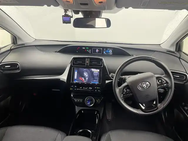 トヨタ プリウス ＰＨＶ Sナビパケ・セーフティプラス 岡山県 2018(平30)年 7.9万km シルバーM ・保証書/・取扱説明書/・電動格納ミラー/・ETC/・Toyota Safety Sense/・プリクラッシュセーフティ/・レーンディパーチャーアラート（操舵支援付）/・レーダークルコン/・オートハイビーム/・ふらつき検知機能/・ブラインドスポットモニター/・インテリジェントクリアランスソナー（巻き込み警報機能付）/SDナビゲーション/CD DVD フルセグTV/・前席シートヒータ/・ウィンカーミラー/・ハンドルヒータ/・ステアスイッチ/・ドライブレコーダー/・モデリスタフルエアロ