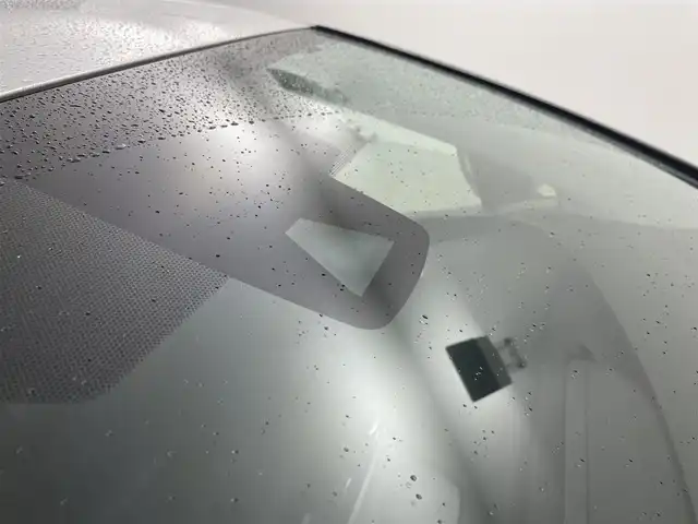 トヨタ プリウス ＰＨＶ Sナビパケ・セーフティプラス 岡山県 2018(平30)年 7.9万km シルバーM ・保証書/・取扱説明書/・電動格納ミラー/・ETC/・Toyota Safety Sense/・プリクラッシュセーフティ/・レーンディパーチャーアラート（操舵支援付）/・レーダークルコン/・オートハイビーム/・ふらつき検知機能/・ブラインドスポットモニター/・インテリジェントクリアランスソナー（巻き込み警報機能付）/SDナビゲーション/CD DVD フルセグTV/・前席シートヒータ/・ウィンカーミラー/・ハンドルヒータ/・ステアスイッチ/・ドライブレコーダー/・モデリスタフルエアロ