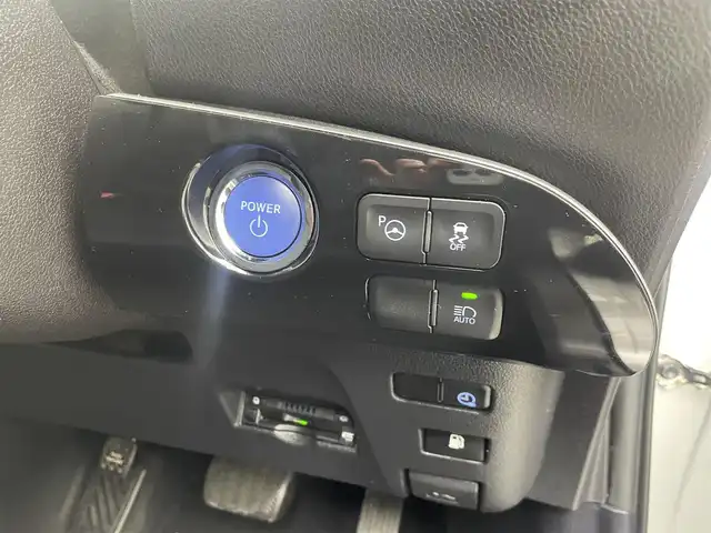 トヨタ プリウス ＰＨＶ Sナビパケ・セーフティプラス 岡山県 2018(平30)年 7.9万km シルバーM ・保証書/・取扱説明書/・電動格納ミラー/・ETC/・Toyota Safety Sense/・プリクラッシュセーフティ/・レーンディパーチャーアラート（操舵支援付）/・レーダークルコン/・オートハイビーム/・ふらつき検知機能/・ブラインドスポットモニター/・インテリジェントクリアランスソナー（巻き込み警報機能付）/SDナビゲーション/CD DVD フルセグTV/・前席シートヒータ/・ウィンカーミラー/・ハンドルヒータ/・ステアスイッチ/・ドライブレコーダー/・モデリスタフルエアロ