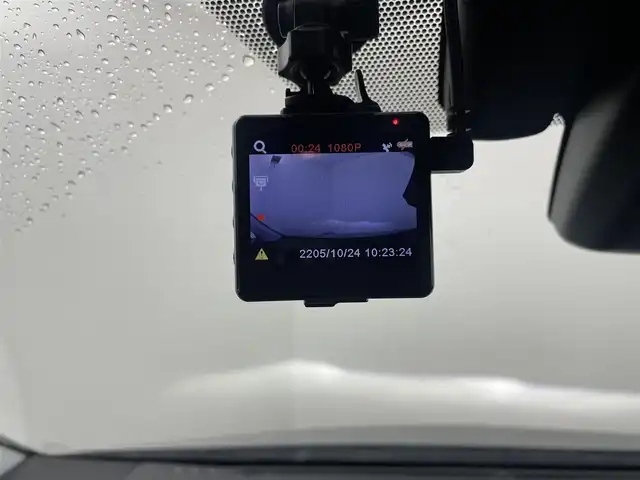 トヨタ プリウス ＰＨＶ Sナビパケ・セーフティプラス 岡山県 2018(平30)年 7.9万km シルバーM ・保証書/・取扱説明書/・電動格納ミラー/・ETC/・Toyota Safety Sense/・プリクラッシュセーフティ/・レーンディパーチャーアラート（操舵支援付）/・レーダークルコン/・オートハイビーム/・ふらつき検知機能/・ブラインドスポットモニター/・インテリジェントクリアランスソナー（巻き込み警報機能付）/SDナビゲーション/CD DVD フルセグTV/・前席シートヒータ/・ウィンカーミラー/・ハンドルヒータ/・ステアスイッチ/・ドライブレコーダー/・モデリスタフルエアロ