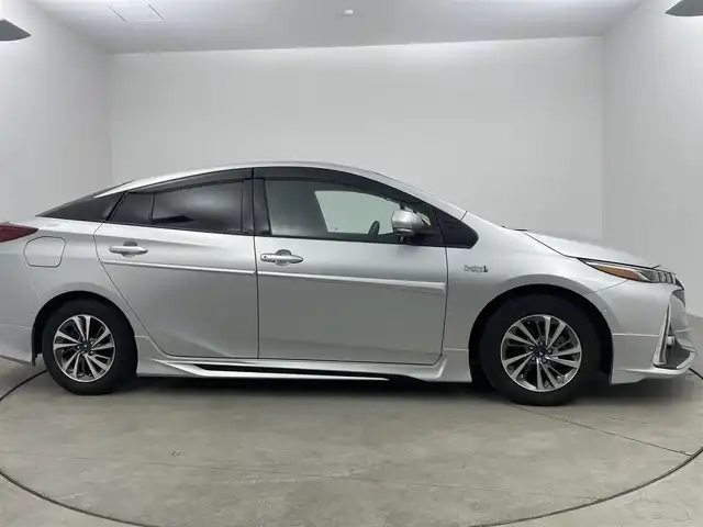 トヨタ プリウス ＰＨＶ Sナビパケ・セーフティプラス 岡山県 2018(平30)年 7.9万km シルバーM ・保証書/・取扱説明書/・電動格納ミラー/・ETC/・Toyota Safety Sense/・プリクラッシュセーフティ/・レーンディパーチャーアラート（操舵支援付）/・レーダークルコン/・オートハイビーム/・ふらつき検知機能/・ブラインドスポットモニター/・インテリジェントクリアランスソナー（巻き込み警報機能付）/SDナビゲーション/CD DVD フルセグTV/・前席シートヒータ/・ウィンカーミラー/・ハンドルヒータ/・ステアスイッチ/・ドライブレコーダー/・モデリスタフルエアロ