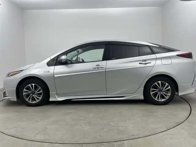 トヨタ プリウス ＰＨＶ Sナビパケ・セーフティプラス 岡山県 2018(平30)年 7.9万km シルバーM ・保証書/・取扱説明書/・電動格納ミラー/・ETC/・Toyota Safety Sense/・プリクラッシュセーフティ/・レーンディパーチャーアラート（操舵支援付）/・レーダークルコン/・オートハイビーム/・ふらつき検知機能/・ブラインドスポットモニター/・インテリジェントクリアランスソナー（巻き込み警報機能付）/SDナビゲーション/CD DVD フルセグTV/・前席シートヒータ/・ウィンカーミラー/・ハンドルヒータ/・ステアスイッチ/・ドライブレコーダー/・モデリスタフルエアロ