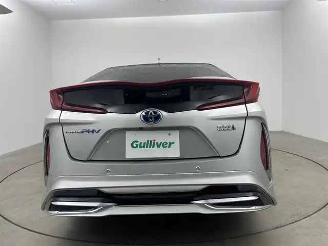 トヨタ プリウス ＰＨＶ Sナビパケ・セーフティプラス 岡山県 2018(平30)年 7.9万km シルバーM ・保証書/・取扱説明書/・電動格納ミラー/・ETC/・Toyota Safety Sense/・プリクラッシュセーフティ/・レーンディパーチャーアラート（操舵支援付）/・レーダークルコン/・オートハイビーム/・ふらつき検知機能/・ブラインドスポットモニター/・インテリジェントクリアランスソナー（巻き込み警報機能付）/SDナビゲーション/CD DVD フルセグTV/・前席シートヒータ/・ウィンカーミラー/・ハンドルヒータ/・ステアスイッチ/・ドライブレコーダー/・モデリスタフルエアロ