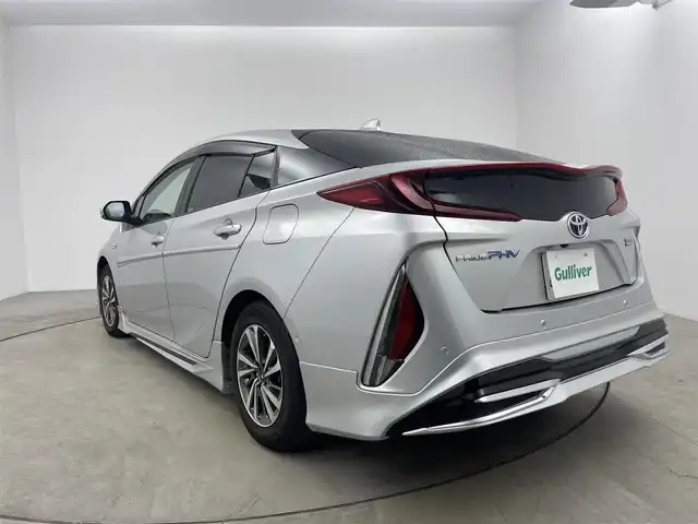 トヨタ プリウス ＰＨＶ Sナビパケ・セーフティプラス 岡山県 2018(平30)年 7.9万km シルバーM ・保証書/・取扱説明書/・電動格納ミラー/・ETC/・Toyota Safety Sense/・プリクラッシュセーフティ/・レーンディパーチャーアラート（操舵支援付）/・レーダークルコン/・オートハイビーム/・ふらつき検知機能/・ブラインドスポットモニター/・インテリジェントクリアランスソナー（巻き込み警報機能付）/SDナビゲーション/CD DVD フルセグTV/・前席シートヒータ/・ウィンカーミラー/・ハンドルヒータ/・ステアスイッチ/・ドライブレコーダー/・モデリスタフルエアロ