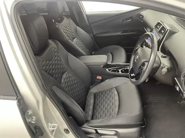 トヨタ プリウス ＰＨＶ Sナビパケ・セーフティプラス 岡山県 2018(平30)年 7.9万km シルバーM ・保証書/・取扱説明書/・電動格納ミラー/・ETC/・Toyota Safety Sense/・プリクラッシュセーフティ/・レーンディパーチャーアラート（操舵支援付）/・レーダークルコン/・オートハイビーム/・ふらつき検知機能/・ブラインドスポットモニター/・インテリジェントクリアランスソナー（巻き込み警報機能付）/SDナビゲーション/CD DVD フルセグTV/・前席シートヒータ/・ウィンカーミラー/・ハンドルヒータ/・ステアスイッチ/・ドライブレコーダー/・モデリスタフルエアロ