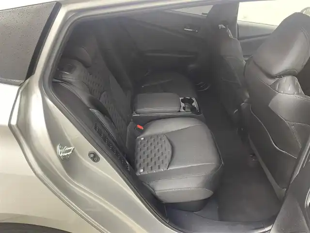 トヨタ プリウス ＰＨＶ Sナビパケ・セーフティプラス 岡山県 2018(平30)年 7.9万km シルバーM ・保証書/・取扱説明書/・電動格納ミラー/・ETC/・Toyota Safety Sense/・プリクラッシュセーフティ/・レーンディパーチャーアラート（操舵支援付）/・レーダークルコン/・オートハイビーム/・ふらつき検知機能/・ブラインドスポットモニター/・インテリジェントクリアランスソナー（巻き込み警報機能付）/SDナビゲーション/CD DVD フルセグTV/・前席シートヒータ/・ウィンカーミラー/・ハンドルヒータ/・ステアスイッチ/・ドライブレコーダー/・モデリスタフルエアロ