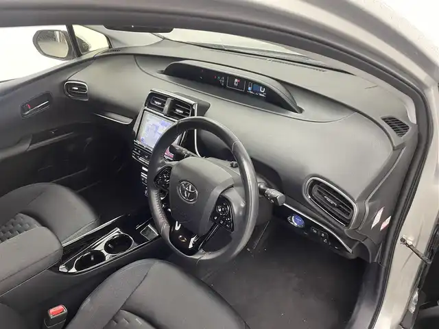 トヨタ プリウス ＰＨＶ Sナビパケ・セーフティプラス 岡山県 2018(平30)年 7.9万km シルバーM ・保証書/・取扱説明書/・電動格納ミラー/・ETC/・Toyota Safety Sense/・プリクラッシュセーフティ/・レーンディパーチャーアラート（操舵支援付）/・レーダークルコン/・オートハイビーム/・ふらつき検知機能/・ブラインドスポットモニター/・インテリジェントクリアランスソナー（巻き込み警報機能付）/SDナビゲーション/CD DVD フルセグTV/・前席シートヒータ/・ウィンカーミラー/・ハンドルヒータ/・ステアスイッチ/・ドライブレコーダー/・モデリスタフルエアロ