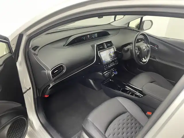 トヨタ プリウス ＰＨＶ Sナビパケ・セーフティプラス 岡山県 2018(平30)年 7.9万km シルバーM ・保証書/・取扱説明書/・電動格納ミラー/・ETC/・Toyota Safety Sense/・プリクラッシュセーフティ/・レーンディパーチャーアラート（操舵支援付）/・レーダークルコン/・オートハイビーム/・ふらつき検知機能/・ブラインドスポットモニター/・インテリジェントクリアランスソナー（巻き込み警報機能付）/SDナビゲーション/CD DVD フルセグTV/・前席シートヒータ/・ウィンカーミラー/・ハンドルヒータ/・ステアスイッチ/・ドライブレコーダー/・モデリスタフルエアロ