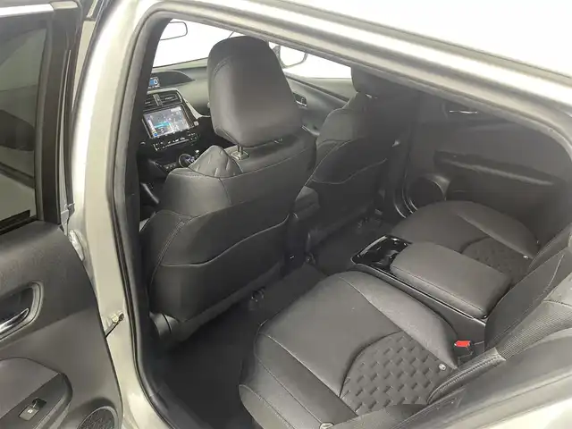 トヨタ プリウス ＰＨＶ Sナビパケ・セーフティプラス 岡山県 2018(平30)年 7.9万km シルバーM ・保証書/・取扱説明書/・電動格納ミラー/・ETC/・Toyota Safety Sense/・プリクラッシュセーフティ/・レーンディパーチャーアラート（操舵支援付）/・レーダークルコン/・オートハイビーム/・ふらつき検知機能/・ブラインドスポットモニター/・インテリジェントクリアランスソナー（巻き込み警報機能付）/SDナビゲーション/CD DVD フルセグTV/・前席シートヒータ/・ウィンカーミラー/・ハンドルヒータ/・ステアスイッチ/・ドライブレコーダー/・モデリスタフルエアロ