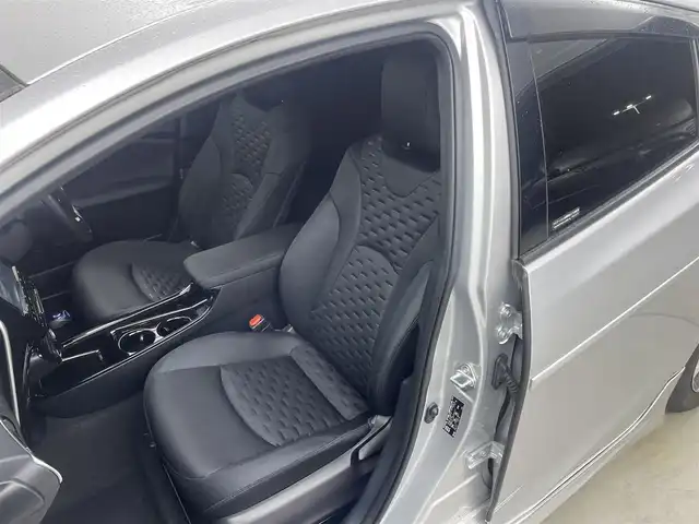 トヨタ プリウス ＰＨＶ Sナビパケ・セーフティプラス 岡山県 2018(平30)年 7.9万km シルバーM ・保証書/・取扱説明書/・電動格納ミラー/・ETC/・Toyota Safety Sense/・プリクラッシュセーフティ/・レーンディパーチャーアラート（操舵支援付）/・レーダークルコン/・オートハイビーム/・ふらつき検知機能/・ブラインドスポットモニター/・インテリジェントクリアランスソナー（巻き込み警報機能付）/SDナビゲーション/CD DVD フルセグTV/・前席シートヒータ/・ウィンカーミラー/・ハンドルヒータ/・ステアスイッチ/・ドライブレコーダー/・モデリスタフルエアロ