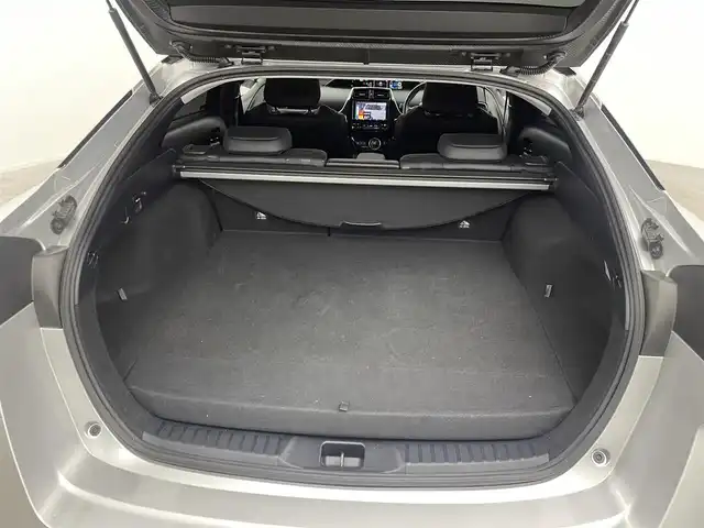 トヨタ プリウス ＰＨＶ Sナビパケ・セーフティプラス 岡山県 2018(平30)年 7.9万km シルバーM ・保証書/・取扱説明書/・電動格納ミラー/・ETC/・Toyota Safety Sense/・プリクラッシュセーフティ/・レーンディパーチャーアラート（操舵支援付）/・レーダークルコン/・オートハイビーム/・ふらつき検知機能/・ブラインドスポットモニター/・インテリジェントクリアランスソナー（巻き込み警報機能付）/SDナビゲーション/CD DVD フルセグTV/・前席シートヒータ/・ウィンカーミラー/・ハンドルヒータ/・ステアスイッチ/・ドライブレコーダー/・モデリスタフルエアロ