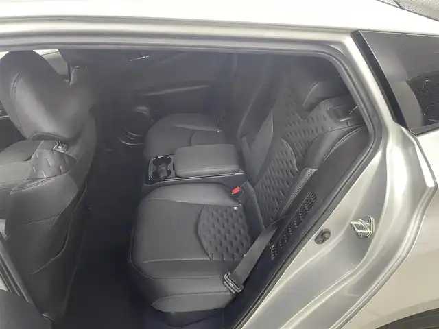 トヨタ プリウス ＰＨＶ Sナビパケ・セーフティプラス 岡山県 2018(平30)年 7.9万km シルバーM ・保証書/・取扱説明書/・電動格納ミラー/・ETC/・Toyota Safety Sense/・プリクラッシュセーフティ/・レーンディパーチャーアラート（操舵支援付）/・レーダークルコン/・オートハイビーム/・ふらつき検知機能/・ブラインドスポットモニター/・インテリジェントクリアランスソナー（巻き込み警報機能付）/SDナビゲーション/CD DVD フルセグTV/・前席シートヒータ/・ウィンカーミラー/・ハンドルヒータ/・ステアスイッチ/・ドライブレコーダー/・モデリスタフルエアロ