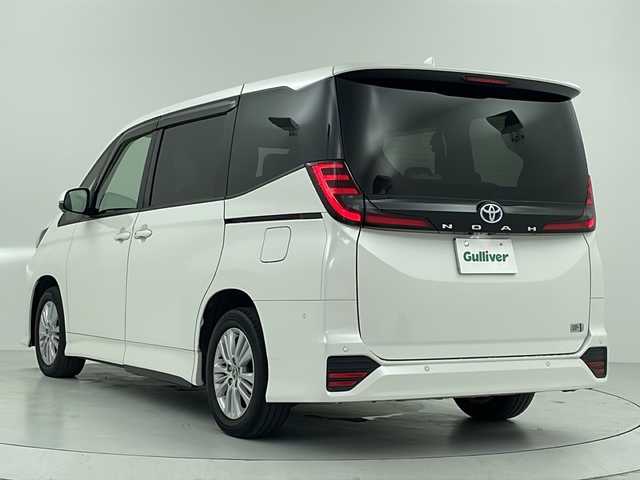 トヨタ ノア ハイブリッド S－G 大阪府 2023(令5)年 3.7万km ホワイトパールクリスタルシャイン ToyotaSafetySense/・プリクラッシュセーフティー/・レーントレーシングアシスト[LTA】/・レーンディパーチャーアラート[LDA]/・レーダークルーズコントロール（全車速追従機能付）/・アダプティブハイビームシステム[AHA]/・オートマチックハイビーム[AHB]/・ロードサインアシスト[RSA]/・ドライバー異常時対応システム/・プロアクティブドライビングアシスト[PDA]/・発進遅れ告知機能[TMN]/10.5インチディスプレイオーディオ（コネクティッド対応ナビ）Plus/14インチ有機EL後席モニター/ユニバーサルステップ（助手席側）/TV（フルセグ）+CD/DVDデッキ/アドバンストパーク（リモート機能付）+/パノラミックビューモニター（床下透過表示機能付）/パーキングサポートブレーキ（周囲静止物・後方接近車両・後方歩行者）/バックガイドモニター/ETC2.0ユニット（VICS機能付）/エレクトロシフトマチック/左右独立温度コントロールフロントオートエアコン+リアオートエアコン