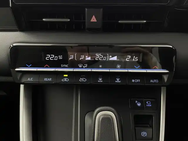 トヨタ ノア ハイブリッド S－G 大阪府 2023(令5)年 3.7万km ホワイトパールクリスタルシャイン ToyotaSafetySense/・プリクラッシュセーフティー/・レーントレーシングアシスト[LTA】/・レーンディパーチャーアラート[LDA]/・レーダークルーズコントロール（全車速追従機能付）/・アダプティブハイビームシステム[AHA]/・オートマチックハイビーム[AHB]/・ロードサインアシスト[RSA]/・ドライバー異常時対応システム/・プロアクティブドライビングアシスト[PDA]/・発進遅れ告知機能[TMN]/10.5インチディスプレイオーディオ（コネクティッド対応ナビ）Plus/14インチ有機EL後席モニター/ユニバーサルステップ（助手席側）/TV（フルセグ）+CD/DVDデッキ/アドバンストパーク（リモート機能付）+/パノラミックビューモニター（床下透過表示機能付）/パーキングサポートブレーキ（周囲静止物・後方接近車両・後方歩行者）/バックガイドモニター/ETC2.0ユニット（VICS機能付）/エレクトロシフトマチック/左右独立温度コントロールフロントオートエアコン+リアオートエアコン