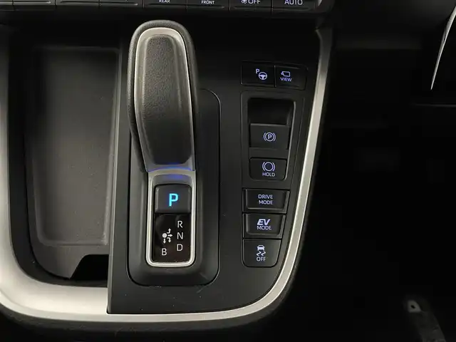 トヨタ ノア ハイブリッド S－G 大阪府 2023(令5)年 3.7万km ホワイトパールクリスタルシャイン ToyotaSafetySense/・プリクラッシュセーフティー/・レーントレーシングアシスト[LTA】/・レーンディパーチャーアラート[LDA]/・レーダークルーズコントロール（全車速追従機能付）/・アダプティブハイビームシステム[AHA]/・オートマチックハイビーム[AHB]/・ロードサインアシスト[RSA]/・ドライバー異常時対応システム/・プロアクティブドライビングアシスト[PDA]/・発進遅れ告知機能[TMN]/10.5インチディスプレイオーディオ（コネクティッド対応ナビ）Plus/14インチ有機EL後席モニター/ユニバーサルステップ（助手席側）/TV（フルセグ）+CD/DVDデッキ/アドバンストパーク（リモート機能付）+/パノラミックビューモニター（床下透過表示機能付）/パーキングサポートブレーキ（周囲静止物・後方接近車両・後方歩行者）/バックガイドモニター/ETC2.0ユニット（VICS機能付）/エレクトロシフトマチック/左右独立温度コントロールフロントオートエアコン+リアオートエアコン