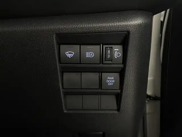 トヨタ ノア ハイブリッド S－G 大阪府 2023(令5)年 3.7万km ホワイトパールクリスタルシャイン ToyotaSafetySense/・プリクラッシュセーフティー/・レーントレーシングアシスト[LTA】/・レーンディパーチャーアラート[LDA]/・レーダークルーズコントロール（全車速追従機能付）/・アダプティブハイビームシステム[AHA]/・オートマチックハイビーム[AHB]/・ロードサインアシスト[RSA]/・ドライバー異常時対応システム/・プロアクティブドライビングアシスト[PDA]/・発進遅れ告知機能[TMN]/10.5インチディスプレイオーディオ（コネクティッド対応ナビ）Plus/14インチ有機EL後席モニター/ユニバーサルステップ（助手席側）/TV（フルセグ）+CD/DVDデッキ/アドバンストパーク（リモート機能付）+/パノラミックビューモニター（床下透過表示機能付）/パーキングサポートブレーキ（周囲静止物・後方接近車両・後方歩行者）/バックガイドモニター/ETC2.0ユニット（VICS機能付）/エレクトロシフトマチック/左右独立温度コントロールフロントオートエアコン+リアオートエアコン