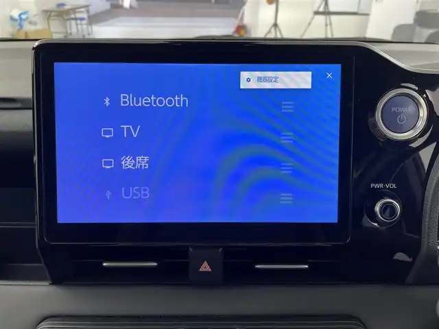 トヨタ ノア ハイブリッド S－G 大阪府 2023(令5)年 3.7万km ホワイトパールクリスタルシャイン ToyotaSafetySense/・プリクラッシュセーフティー/・レーントレーシングアシスト[LTA】/・レーンディパーチャーアラート[LDA]/・レーダークルーズコントロール（全車速追従機能付）/・アダプティブハイビームシステム[AHA]/・オートマチックハイビーム[AHB]/・ロードサインアシスト[RSA]/・ドライバー異常時対応システム/・プロアクティブドライビングアシスト[PDA]/・発進遅れ告知機能[TMN]/10.5インチディスプレイオーディオ（コネクティッド対応ナビ）Plus/14インチ有機EL後席モニター/ユニバーサルステップ（助手席側）/TV（フルセグ）+CD/DVDデッキ/アドバンストパーク（リモート機能付）+/パノラミックビューモニター（床下透過表示機能付）/パーキングサポートブレーキ（周囲静止物・後方接近車両・後方歩行者）/バックガイドモニター/ETC2.0ユニット（VICS機能付）/エレクトロシフトマチック/左右独立温度コントロールフロントオートエアコン+リアオートエアコン