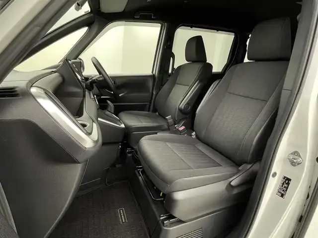 トヨタ ノア ハイブリッド S－G 大阪府 2023(令5)年 3.7万km ホワイトパールクリスタルシャイン ToyotaSafetySense/・プリクラッシュセーフティー/・レーントレーシングアシスト[LTA】/・レーンディパーチャーアラート[LDA]/・レーダークルーズコントロール（全車速追従機能付）/・アダプティブハイビームシステム[AHA]/・オートマチックハイビーム[AHB]/・ロードサインアシスト[RSA]/・ドライバー異常時対応システム/・プロアクティブドライビングアシスト[PDA]/・発進遅れ告知機能[TMN]/10.5インチディスプレイオーディオ（コネクティッド対応ナビ）Plus/14インチ有機EL後席モニター/ユニバーサルステップ（助手席側）/TV（フルセグ）+CD/DVDデッキ/アドバンストパーク（リモート機能付）+/パノラミックビューモニター（床下透過表示機能付）/パーキングサポートブレーキ（周囲静止物・後方接近車両・後方歩行者）/バックガイドモニター/ETC2.0ユニット（VICS機能付）/エレクトロシフトマチック/左右独立温度コントロールフロントオートエアコン+リアオートエアコン