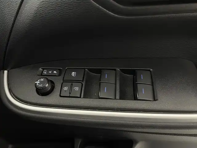 トヨタ ノア ハイブリッド S－G 大阪府 2023(令5)年 3.7万km ホワイトパールクリスタルシャイン ToyotaSafetySense/・プリクラッシュセーフティー/・レーントレーシングアシスト[LTA】/・レーンディパーチャーアラート[LDA]/・レーダークルーズコントロール（全車速追従機能付）/・アダプティブハイビームシステム[AHA]/・オートマチックハイビーム[AHB]/・ロードサインアシスト[RSA]/・ドライバー異常時対応システム/・プロアクティブドライビングアシスト[PDA]/・発進遅れ告知機能[TMN]/10.5インチディスプレイオーディオ（コネクティッド対応ナビ）Plus/14インチ有機EL後席モニター/ユニバーサルステップ（助手席側）/TV（フルセグ）+CD/DVDデッキ/アドバンストパーク（リモート機能付）+/パノラミックビューモニター（床下透過表示機能付）/パーキングサポートブレーキ（周囲静止物・後方接近車両・後方歩行者）/バックガイドモニター/ETC2.0ユニット（VICS機能付）/エレクトロシフトマチック/左右独立温度コントロールフロントオートエアコン+リアオートエアコン