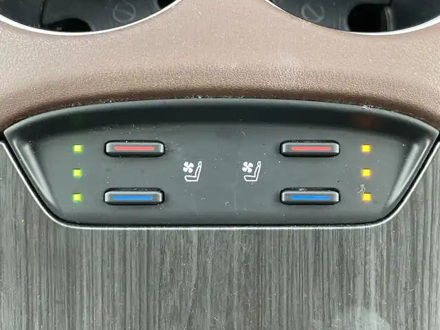トヨタ ハリアー Z レザーパッケージ 愛知県 2020(令2)年 4.9万km プレシャスブラックパール 禁煙車/純正12.3インチナビ/（AM/FM/フルセグTV/Bluetooth/USB)/全方位カメラ/JBLサウンド/トヨタセーフティセンス/・プリクラッシュセーフティ/・レーントレーシングアシスト/・レーンディパーチャーアラート/・レーダークルーズコントロール/・アダプティブハイビームシステム/・ロードサインアシスト/・プロアクティブドライビングアシスト/・パーキングサポートブレーキ/・発進遅れ告知機能/・ブラインドスポットモニター/ヘッドアップディスプレイ/デジタルインナーミラー/ETC2.0/ドライブレコーダー/本革シート/シートベンチレーション/シートヒーター/パワーシート/メモリシート/ステアリングヒーター/パワーバックドア/純正19インチアルミホイール/LEDヘッドライト/フロントフォグランプ/オートライト/スマートキー/プッシュスタート/横滑り防止装置/純正フロアマット/オートホールド/電子パーキングブレーキ