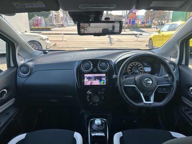 日産 ノート e－パワー X 東京都 2018(平30)年 4.2万km ブリリアントホワイトパール ワンオーナー/スマート・ルームミラー/純正メモリーナビ/アラウンドビューモニター/フルセグテレビ/ETC/プッシュスタート/純正１５インチアルミ/保証書/取説書