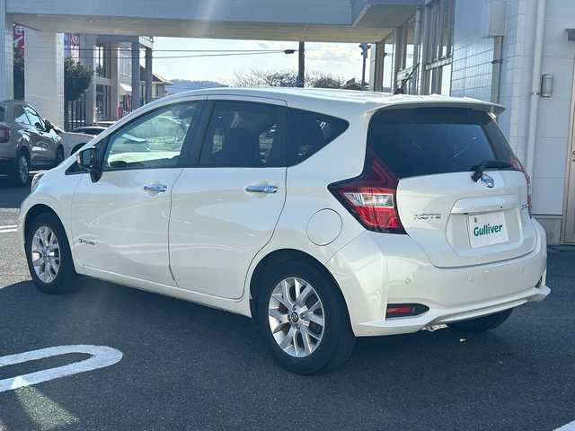 日産 ノート e－パワー X 東京都 2018(平30)年 4.2万km ブリリアントホワイトパール ワンオーナー/スマート・ルームミラー/純正メモリーナビ/アラウンドビューモニター/フルセグテレビ/ETC/プッシュスタート/純正１５インチアルミ/保証書/取説書