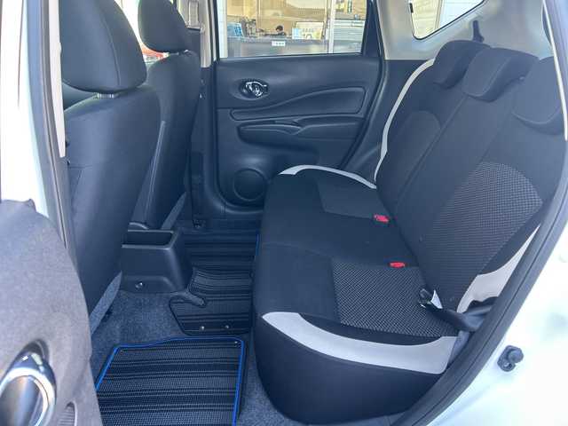 日産 ノート e－パワー X 東京都 2018(平30)年 4.2万km ブリリアントホワイトパール ワンオーナー/スマート・ルームミラー/純正メモリーナビ/アラウンドビューモニター/フルセグテレビ/ETC/プッシュスタート/純正１５インチアルミ/保証書/取説書