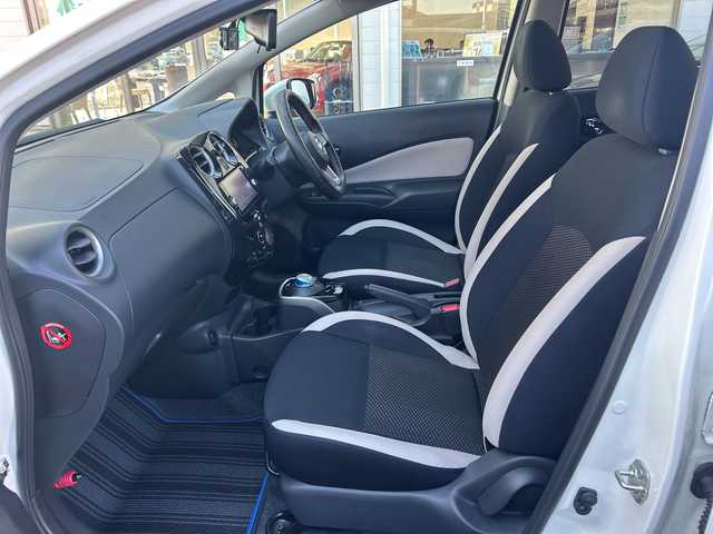 日産 ノート e－パワー X 東京都 2018(平30)年 4.2万km ブリリアントホワイトパール ワンオーナー/スマート・ルームミラー/純正メモリーナビ/アラウンドビューモニター/フルセグテレビ/ETC/プッシュスタート/純正１５インチアルミ/保証書/取説書