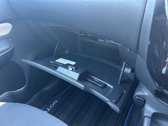 日産 ノート e－パワー X 東京都 2018(平30)年 4.2万km ブリリアントホワイトパール ワンオーナー/スマート・ルームミラー/純正メモリーナビ/アラウンドビューモニター/フルセグテレビ/ETC/プッシュスタート/純正１５インチアルミ/保証書/取説書