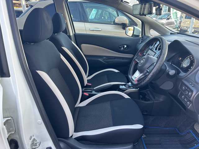 日産 ノート e－パワー X 東京都 2018(平30)年 4.2万km ブリリアントホワイトパール ワンオーナー/スマート・ルームミラー/純正メモリーナビ/アラウンドビューモニター/フルセグテレビ/ETC/プッシュスタート/純正１５インチアルミ/保証書/取説書