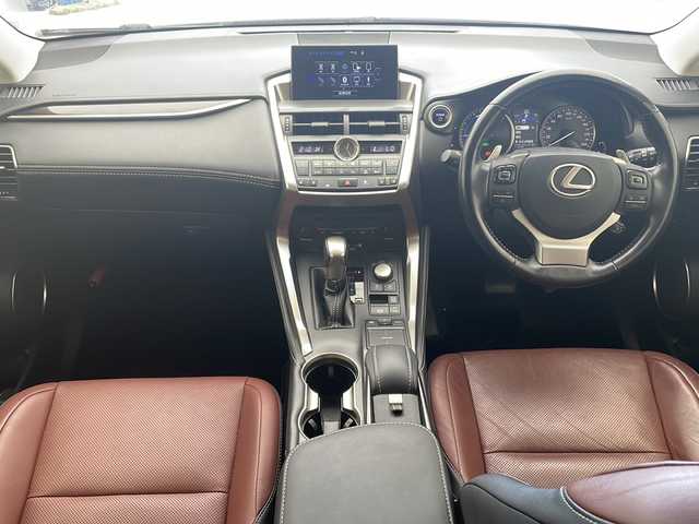 レクサス ＮＸ 300h バージョンL 沖縄県 2016(平28)年 8.2万km ソニッククォーツ 純正１０．３型ナビ　/プリクラッシュセーフティ　/バックカメラ　/ドライブレコーダー　/本革シート　/三眼ＬＥＤヘッドライト　/フルセグＴＶ　/Ｂｌｕｅｔｏｏｔｈ　/パワーシート　/レーダークルーズコントロール　/ＥＴＣ