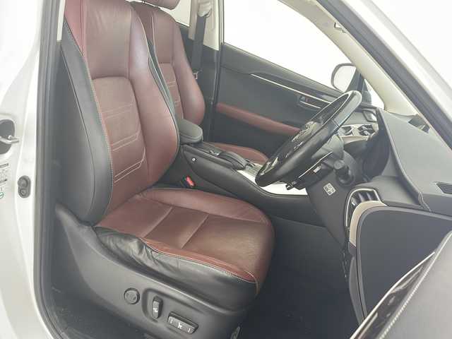レクサス ＮＸ 300h バージョンL 沖縄県 2016(平28)年 8.2万km ソニッククォーツ 純正１０．３型ナビ　/プリクラッシュセーフティ　/バックカメラ　/ドライブレコーダー　/本革シート　/三眼ＬＥＤヘッドライト　/フルセグＴＶ　/Ｂｌｕｅｔｏｏｔｈ　/パワーシート　/レーダークルーズコントロール　/ＥＴＣ