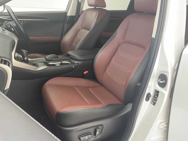 レクサス ＮＸ 300h バージョンL 沖縄県 2016(平28)年 8.2万km ソニッククォーツ 純正１０．３型ナビ　/プリクラッシュセーフティ　/バックカメラ　/ドライブレコーダー　/本革シート　/三眼ＬＥＤヘッドライト　/フルセグＴＶ　/Ｂｌｕｅｔｏｏｔｈ　/パワーシート　/レーダークルーズコントロール　/ＥＴＣ