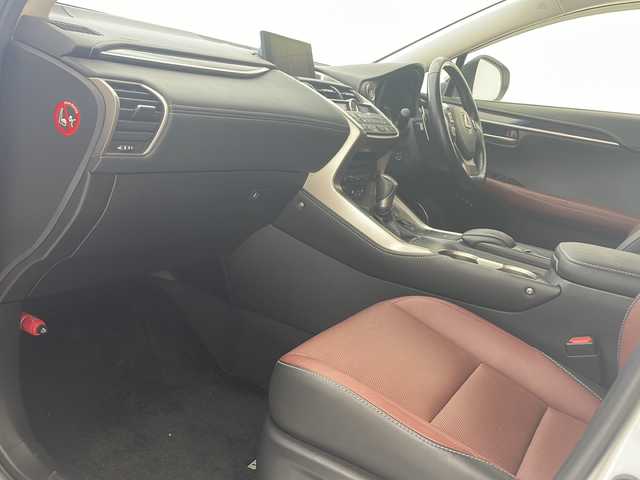 レクサス ＮＸ 300h バージョンL 沖縄県 2016(平28)年 8.2万km ソニッククォーツ 純正１０．３型ナビ　/プリクラッシュセーフティ　/バックカメラ　/ドライブレコーダー　/本革シート　/三眼ＬＥＤヘッドライト　/フルセグＴＶ　/Ｂｌｕｅｔｏｏｔｈ　/パワーシート　/レーダークルーズコントロール　/ＥＴＣ