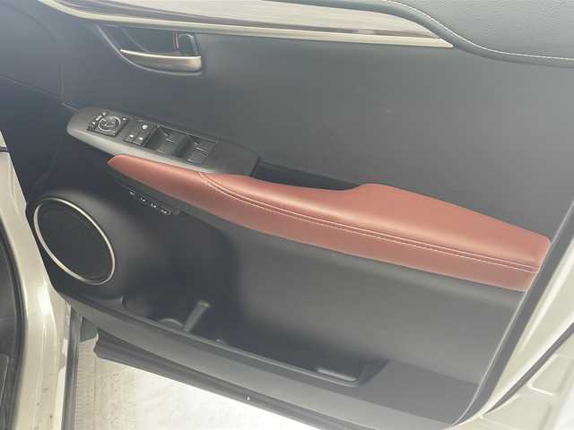 レクサス ＮＸ 300h バージョンL 沖縄県 2016(平28)年 8.2万km ソニッククォーツ 純正１０．３型ナビ　/プリクラッシュセーフティ　/バックカメラ　/ドライブレコーダー　/本革シート　/三眼ＬＥＤヘッドライト　/フルセグＴＶ　/Ｂｌｕｅｔｏｏｔｈ　/パワーシート　/レーダークルーズコントロール　/ＥＴＣ