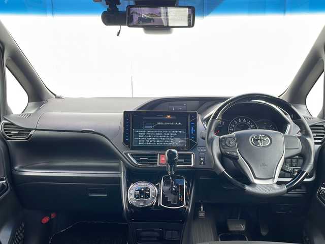 トヨタ ノア Si ダブルバイビーⅡ 福岡県 2020(令2)年 6.4万km ホワイトパールクリスタルシャイン 社外10インチナビ/（バックカメラ、TV、Bluetooth、BSB）/社外13インチフリップダウンモニター/両側パワースライドドア/デジタルインナーミラー/社外エアロ/リアエアコン/ETC/ドライブレコーダー前後/クルーズコントロール/プリクラッシュ/車線逸脱警報/横滑り防止装置/アイドリングストップ/2列目格納式サンシェード/シートバックテーブル/純正18インチホイール/純正マット/LEDヘッドライト/スマートキー/プッシュスタート/スペアキー/ウィンカーミラー