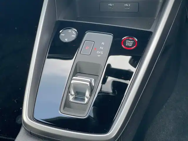 アウディ アウディ ＲＳ３ スポーツバック 山梨県 2023(令5)年 0.8万km グレーＭ 当店買取 /ワンオーナー /黒革 /シートヒーター　/マトリクスLED /Aハイビーム /ドライブセレクト /ACC /LKA /バーチャルCP /Pバックドア /フットオープナー /純正前後ドラレコ /純正HDDナビ /AppleCarPlay /AndroidAuto