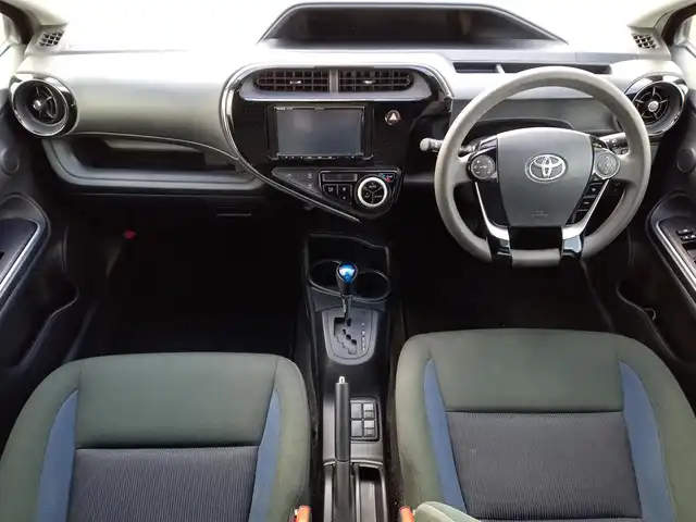 トヨタ アクア S 福井県 2017(平29)年 7.7万km ブラックマイカ 社外SDナビ（CN-RE06D）/・（フルセグTV/CD/DVD/Bluetooth）/バックカメラ/Toyota Safety Sense/レーンキープアシスト/横滑り防止装置/オートLEDライト/オートマチックハイビーム/ライトレベライザー/ステアリングリモコン/スペアタイヤ/スマートキー/保証書・取扱説明書