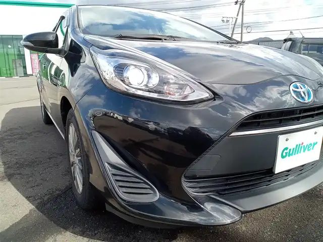 トヨタ アクア S 福井県 2017(平29)年 7.7万km ブラックマイカ 社外SDナビ（CN-RE06D）/・（フルセグTV/CD/DVD/Bluetooth）/バックカメラ/Toyota Safety Sense/レーンキープアシスト/横滑り防止装置/オートLEDライト/オートマチックハイビーム/ライトレベライザー/ステアリングリモコン/スペアタイヤ/スマートキー/保証書・取扱説明書