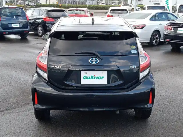 トヨタ アクア S 福井県 2017(平29)年 7.7万km ブラックマイカ 社外SDナビ（CN-RE06D）/・（フルセグTV/CD/DVD/Bluetooth）/バックカメラ/Toyota Safety Sense/レーンキープアシスト/横滑り防止装置/オートLEDライト/オートマチックハイビーム/ライトレベライザー/ステアリングリモコン/スペアタイヤ/スマートキー/保証書・取扱説明書