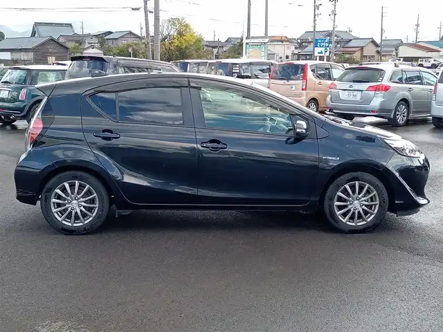 トヨタ アクア S 福井県 2017(平29)年 7.7万km ブラックマイカ 社外SDナビ（CN-RE06D）/・（フルセグTV/CD/DVD/Bluetooth）/バックカメラ/Toyota Safety Sense/レーンキープアシスト/横滑り防止装置/オートLEDライト/オートマチックハイビーム/ライトレベライザー/ステアリングリモコン/スペアタイヤ/スマートキー/保証書・取扱説明書