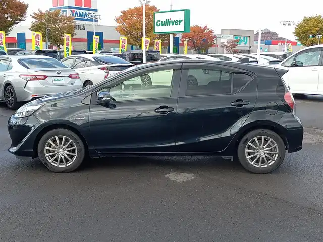 トヨタ アクア S 福井県 2017(平29)年 7.7万km ブラックマイカ 社外SDナビ（CN-RE06D）/・（フルセグTV/CD/DVD/Bluetooth）/バックカメラ/Toyota Safety Sense/レーンキープアシスト/横滑り防止装置/オートLEDライト/オートマチックハイビーム/ライトレベライザー/ステアリングリモコン/スペアタイヤ/スマートキー/保証書・取扱説明書