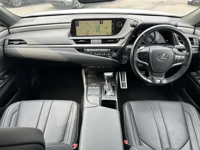レクサス ＥＳ 300h Fスポーツ 岡山県 2019(令1)年 10.1万km ホワイトノーヴァガラスフレーク 登録時走行距離100200km/純正12.3インチナビ/フルセグTV(AM.FM.CD.DVD.TV.BT)/サンルーフ/バックカメラ/ETC2.0/ブラインドスポットモニター/デジタルインナーミラー/シートヒーター/エアシート/クリアランスソナー/衝突軽減ブレーキ/レーダークルーズコントロール/レーンキープアシスト/オートマチックハイビーム/アイドリングストップ/19インチ純正AW/純正フロアマット