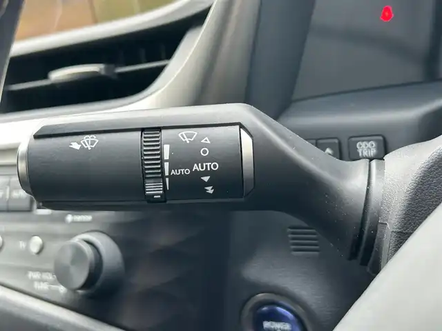 レクサス ＥＳ 300h Fスポーツ 岡山県 2019(令1)年 10.1万km ホワイトノーヴァガラスフレーク 登録時走行距離100200km/純正12.3インチナビ/フルセグTV(AM.FM.CD.DVD.TV.BT)/サンルーフ/バックカメラ/ETC2.0/ブラインドスポットモニター/デジタルインナーミラー/シートヒーター/エアシート/クリアランスソナー/衝突軽減ブレーキ/レーダークルーズコントロール/レーンキープアシスト/オートマチックハイビーム/アイドリングストップ/19インチ純正AW/純正フロアマット