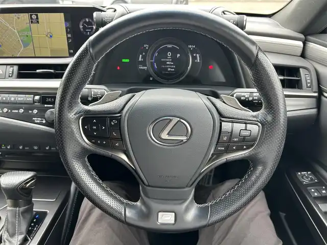 レクサス ＥＳ 300h Fスポーツ 岡山県 2019(令1)年 10.1万km ホワイトノーヴァガラスフレーク 登録時走行距離100200km/純正12.3インチナビ/フルセグTV(AM.FM.CD.DVD.TV.BT)/サンルーフ/バックカメラ/ETC2.0/ブラインドスポットモニター/デジタルインナーミラー/シートヒーター/エアシート/クリアランスソナー/衝突軽減ブレーキ/レーダークルーズコントロール/レーンキープアシスト/オートマチックハイビーム/アイドリングストップ/19インチ純正AW/純正フロアマット