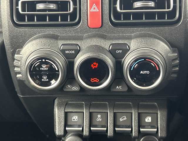 スズキ ジムニー XC 愛知県 2022(令4)年 1.1万km ミディアムグレー 禁煙車/ワンオーナー/４WD/ターボ/純正7インチディスプレイオーディオ/（AM/FM/CD/DVD/Bluetooth/USB）/バックカメラ/スズキセーフティサポート/・衝突軽減ブレーキ/・レーンキープアシスト/・オートマチックハイビーム/ETC/デジタルインナーミラー/前後ドライブレコーダー/シートヒーター/アイドリングストップ/ダウンヒルアシスト/ヘッドライトウォッシャー/純正16インチアルミホイール/純正フロントグリル有/スマートキー/スペアキー1本/プッシュスタート/LEDヘッドライト/フロントフォグランプ/オートライト/純正フロアマット/横滑り防止装置/電動格納ミラー/ヒーテッドドアミラー/