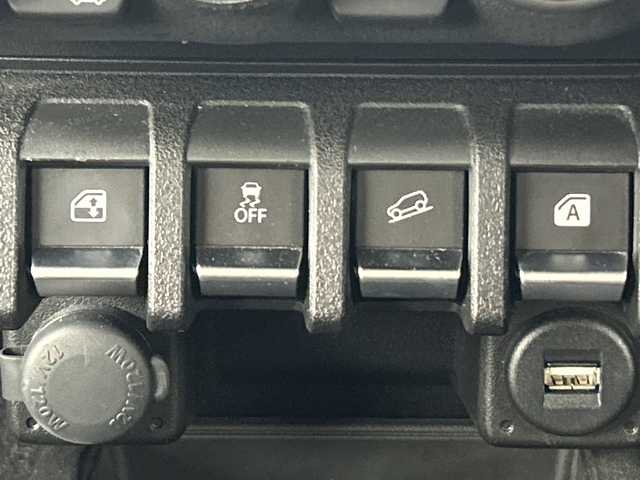 スズキ ジムニー XC 愛知県 2022(令4)年 1.1万km ミディアムグレー 禁煙車/ワンオーナー/４WD/ターボ/純正7インチディスプレイオーディオ/（AM/FM/CD/DVD/Bluetooth/USB）/バックカメラ/スズキセーフティサポート/・衝突軽減ブレーキ/・レーンキープアシスト/・オートマチックハイビーム/ETC/デジタルインナーミラー/前後ドライブレコーダー/シートヒーター/アイドリングストップ/ダウンヒルアシスト/ヘッドライトウォッシャー/純正16インチアルミホイール/純正フロントグリル有/スマートキー/スペアキー1本/プッシュスタート/LEDヘッドライト/フロントフォグランプ/オートライト/純正フロアマット/横滑り防止装置/電動格納ミラー/ヒーテッドドアミラー/