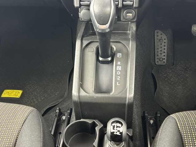 スズキ ジムニー XC 愛知県 2022(令4)年 1.1万km ミディアムグレー 禁煙車/ワンオーナー/４WD/ターボ/純正7インチディスプレイオーディオ/（AM/FM/CD/DVD/Bluetooth/USB）/バックカメラ/スズキセーフティサポート/・衝突軽減ブレーキ/・レーンキープアシスト/・オートマチックハイビーム/ETC/デジタルインナーミラー/前後ドライブレコーダー/シートヒーター/アイドリングストップ/ダウンヒルアシスト/ヘッドライトウォッシャー/純正16インチアルミホイール/純正フロントグリル有/スマートキー/スペアキー1本/プッシュスタート/LEDヘッドライト/フロントフォグランプ/オートライト/純正フロアマット/横滑り防止装置/電動格納ミラー/ヒーテッドドアミラー/