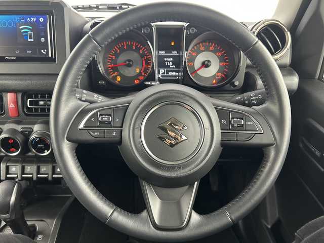 スズキ ジムニー XC 愛知県 2022(令4)年 1.1万km ミディアムグレー 禁煙車/ワンオーナー/４WD/ターボ/純正7インチディスプレイオーディオ/（AM/FM/CD/DVD/Bluetooth/USB）/バックカメラ/スズキセーフティサポート/・衝突軽減ブレーキ/・レーンキープアシスト/・オートマチックハイビーム/ETC/デジタルインナーミラー/前後ドライブレコーダー/シートヒーター/アイドリングストップ/ダウンヒルアシスト/ヘッドライトウォッシャー/純正16インチアルミホイール/純正フロントグリル有/スマートキー/スペアキー1本/プッシュスタート/LEDヘッドライト/フロントフォグランプ/オートライト/純正フロアマット/横滑り防止装置/電動格納ミラー/ヒーテッドドアミラー/